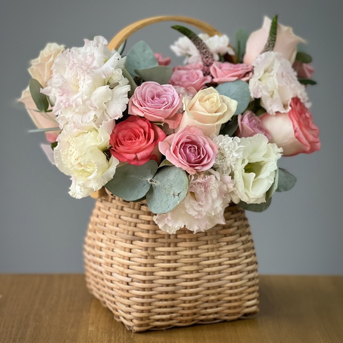 Цветы в корзине Ягодный пунш