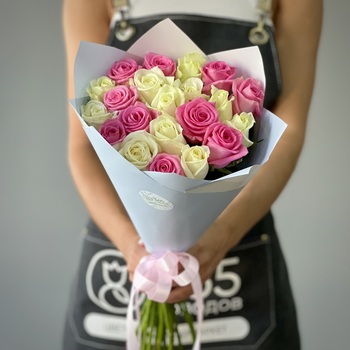 Букет из 21 белой и розовой розы 70 см