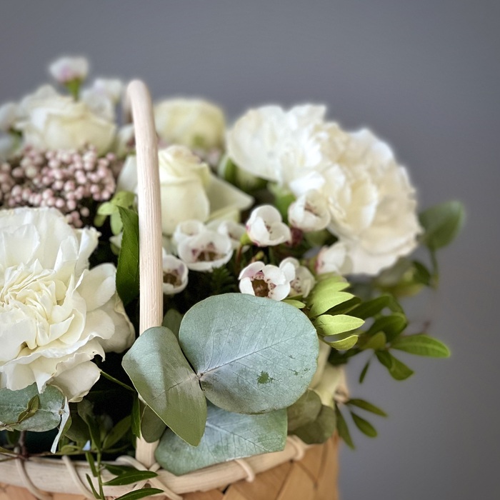 Цветы в корзине Белоснежка