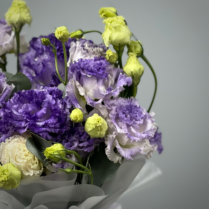 Фиолетовый лизиантус в шляпной коробке