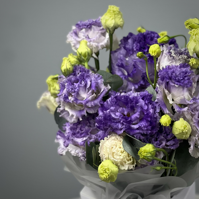 Фиолетовый лизиантус в шляпной коробке