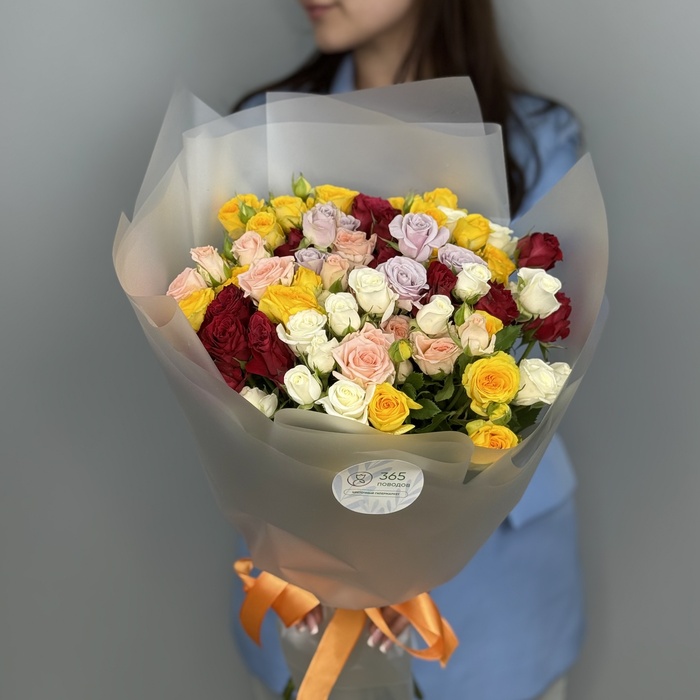 Букет из 9 ярких кустовых роз