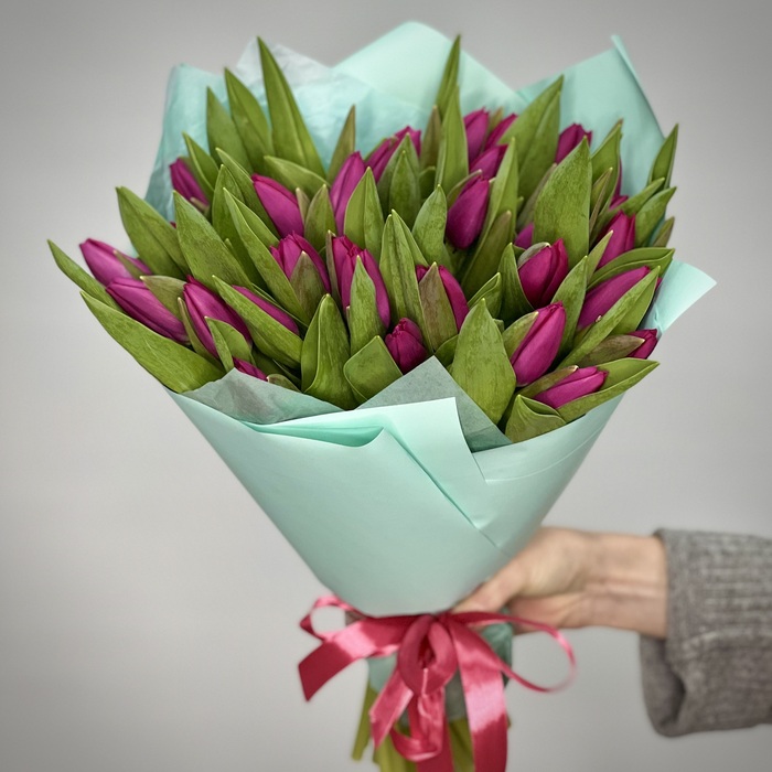 Букет из 31 фиолетовых тюльпанов