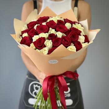 Букет из 51 красной и белой розы 40 см