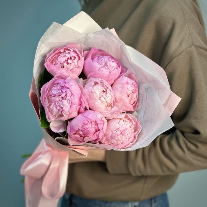 Букет из 7 розовых пионов