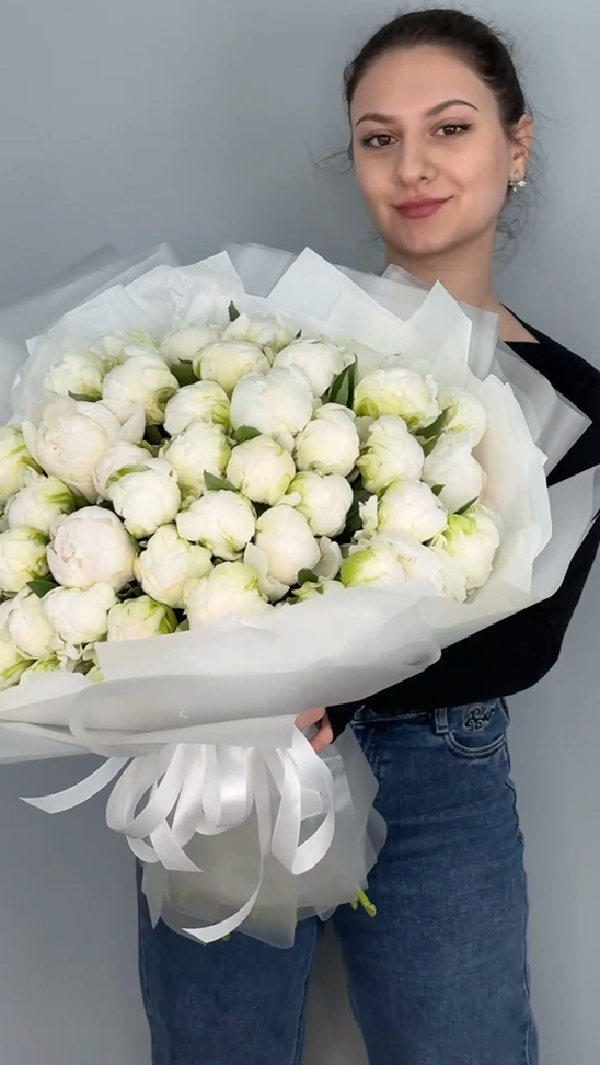 Букет из 51 белых пионов
