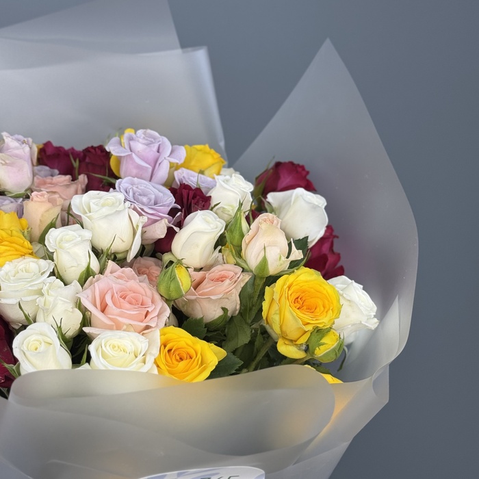 Букет из 9 ярких кустовых роз