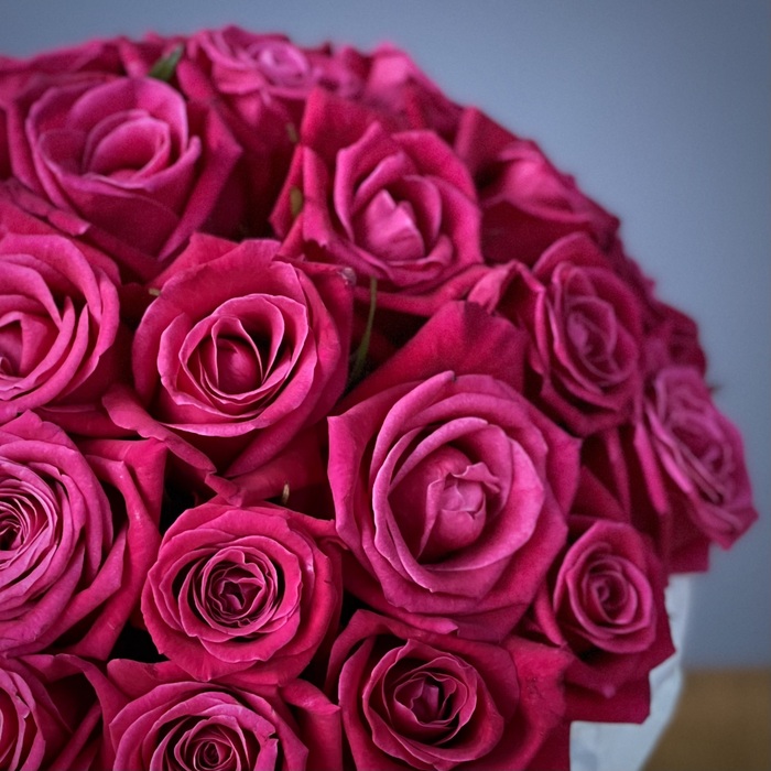 Малиновые розы в шляпной коробке M