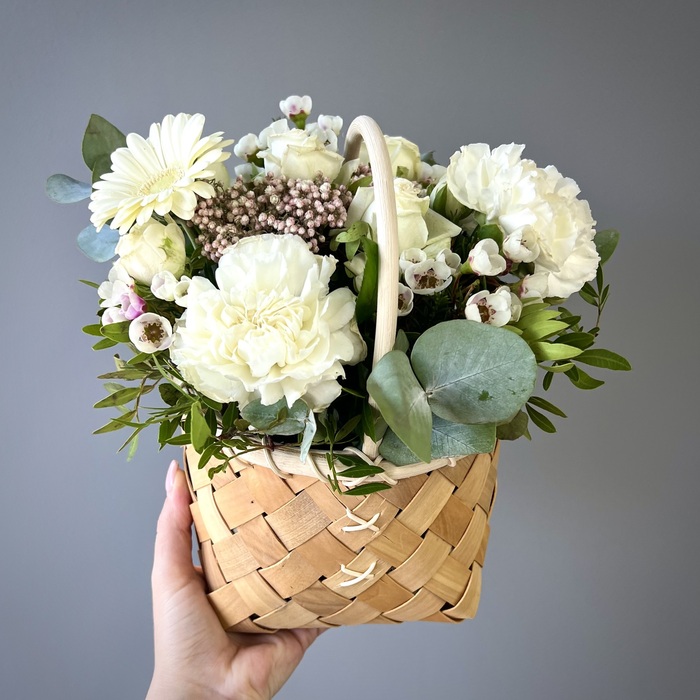 Цветы в корзине Белоснежка