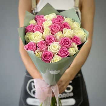 Букет из 31 белой и розовой розы 40 см