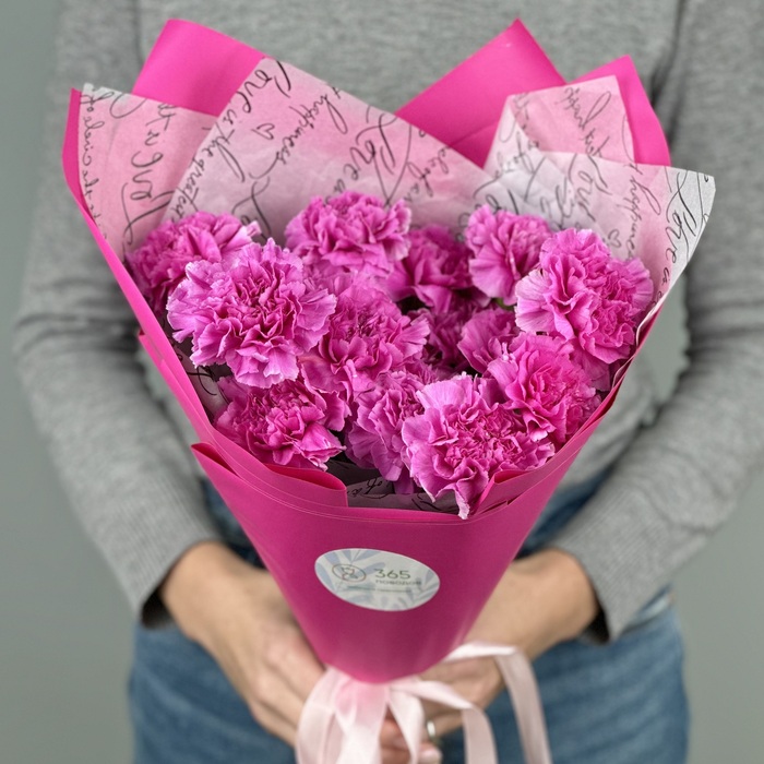 Букет из 15 малиновых гвоздик