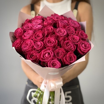 Букет из 31 малиновой розы 50 см
