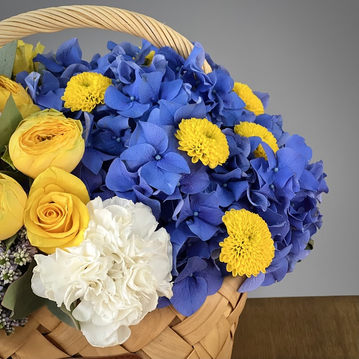 Цветы в корзине Утро в горах