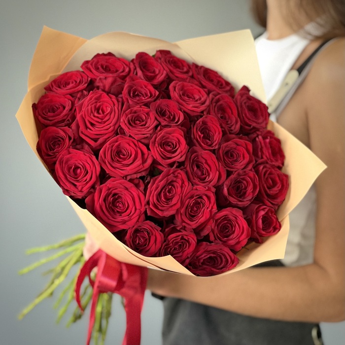 Букет из 31 красной розы 70 см