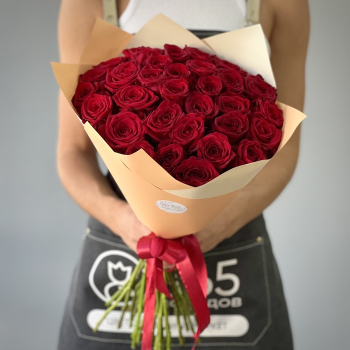 Букет из 31 красной розы 70 см