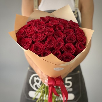 Букет из 31 красной розы 60 см