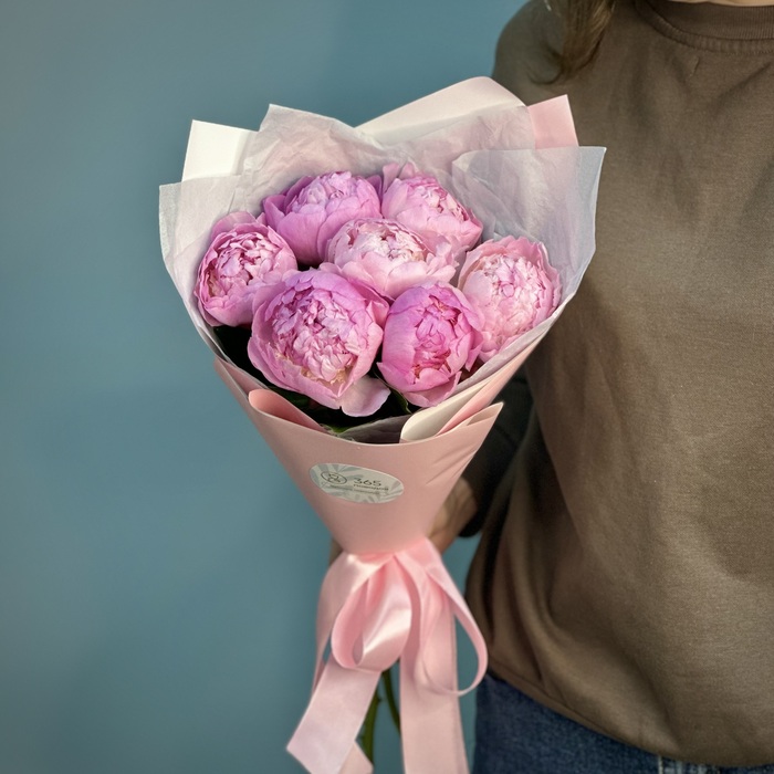 Букет из 7 розовых пионов