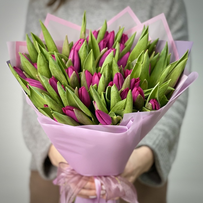 Букет из 101 фиолетовых тюльпанов