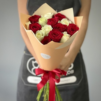 Букет из 15 красной и белой розы 40 см