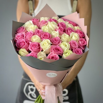 Букет из 41 белой и розовой розы 70 см