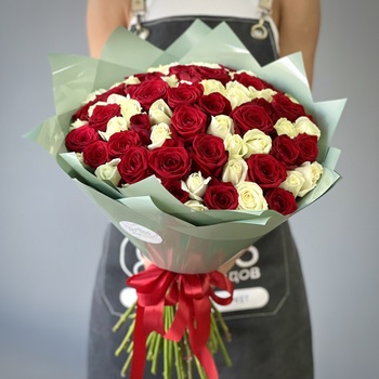 Букет из 71 красной и белой розы 60 см
