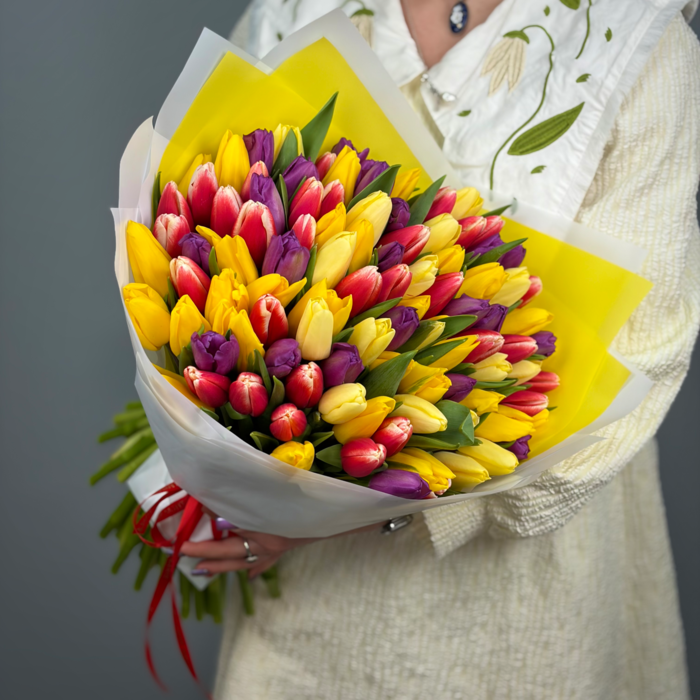 Букет из 101 тюльпанов яркий микс