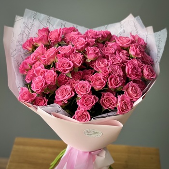 Букет из 25 кустовых малиновых роз