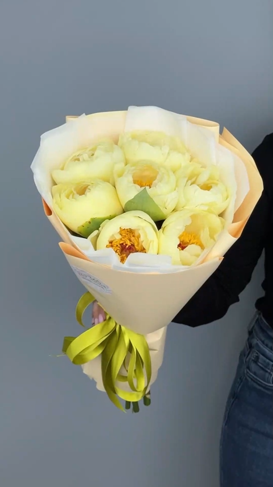 Букет их желтых пионов (7 шт)