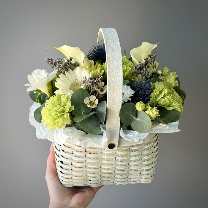 Цветы в корзине Киви