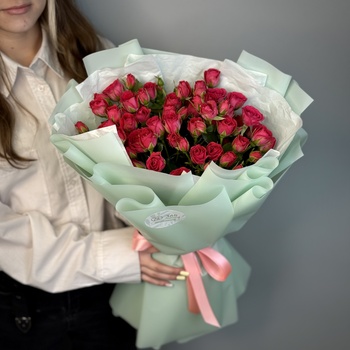 Букет из 11 кустовых ярко малиновых роз