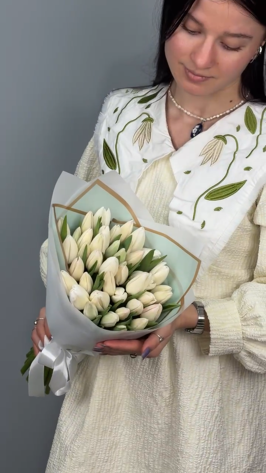 Букет из 41 белых тюльпанов