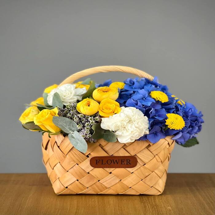 Цветы в корзине Утро в горах