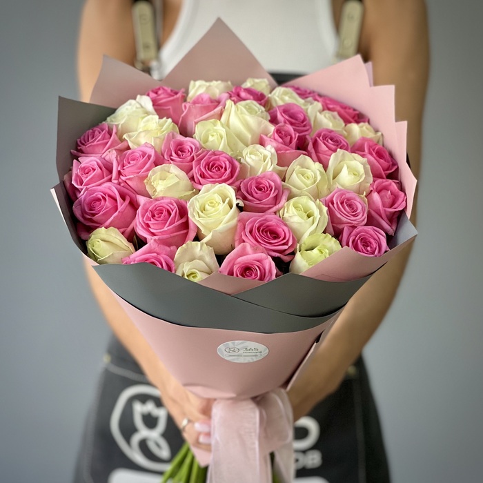 Букет из 71 белой и розовой розы 50 см