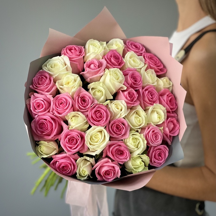 Букет из 71 белой и розовой розы 50 см