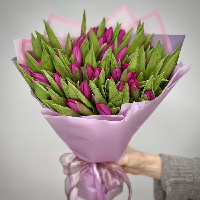 Букет из 71 фиолетовых тюльпанов