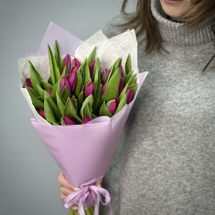 Букет из 25 фиолетовых тюльпанов