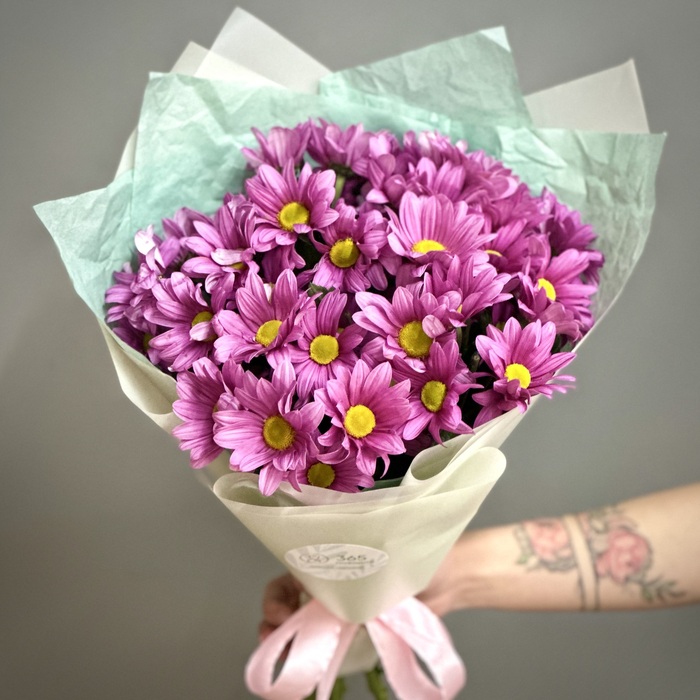 Букет из 7 сиреневых кустовых ромашковых хризантем