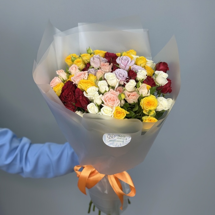 Букет из 9 ярких кустовых роз