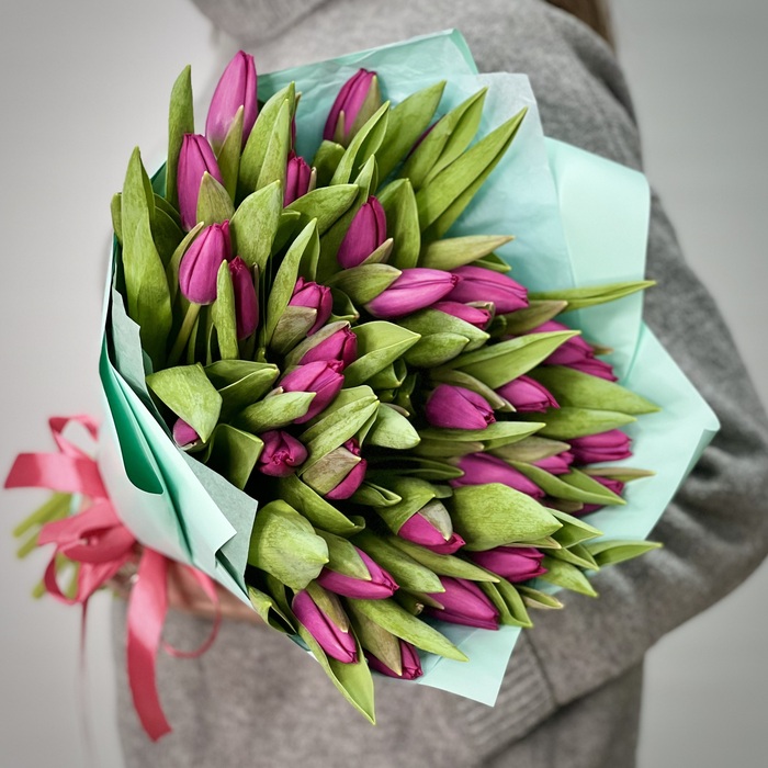 Букет из 31 фиолетовых тюльпанов