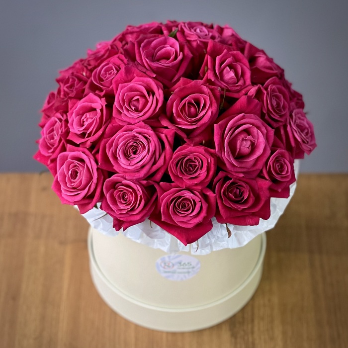 Малиновые розы в шляпной коробке M