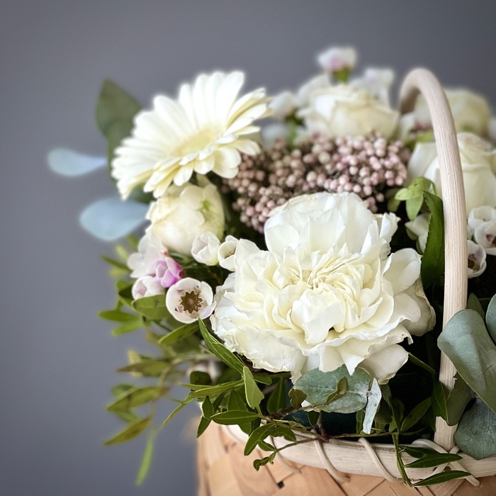 Цветы в корзине Белоснежка