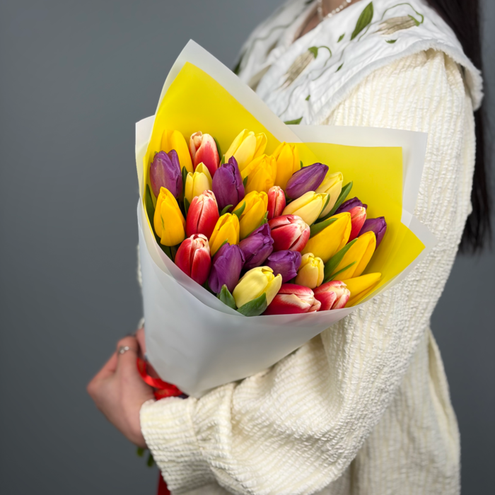 Букет из 31 тюльпанов яркий микс