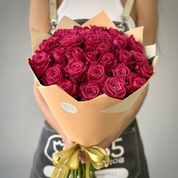 Букет из 31 малиновой розы 70см