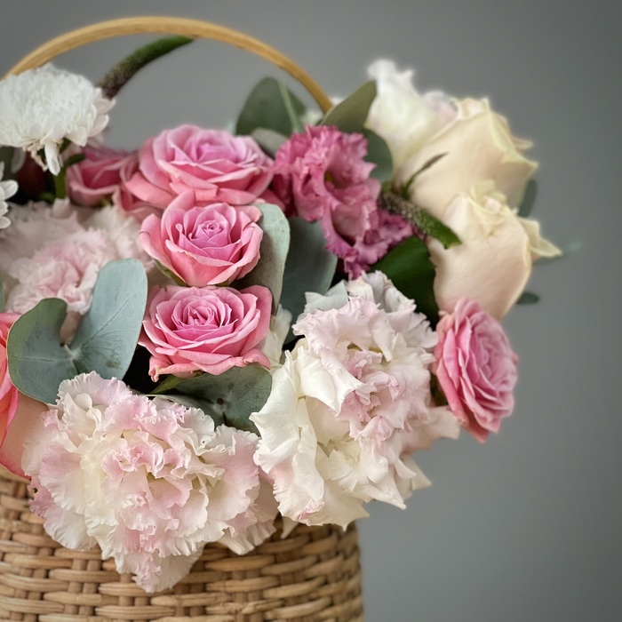 Цветы в корзине Ягодный пунш