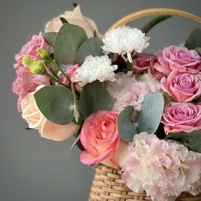 Цветы в корзине Ягодный пунш