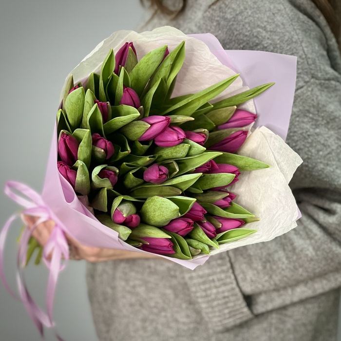 Букет из 25 фиолетовых тюльпанов