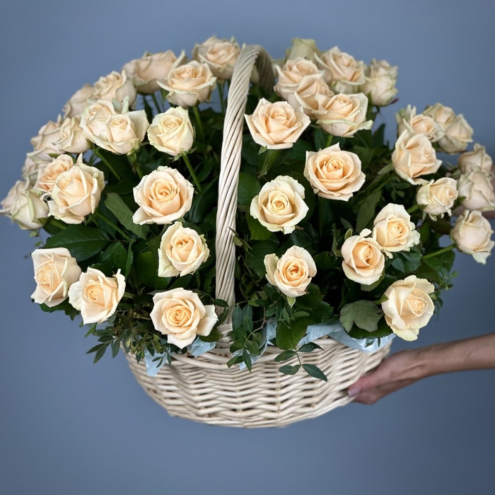 Корзина из 51 кремовой розы