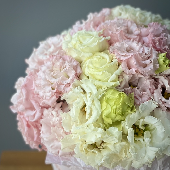 Цветы в коробке Лейла