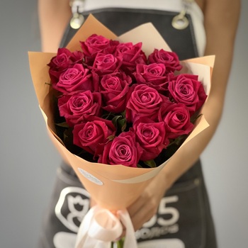 Букет из 15 малиновой розы 70см