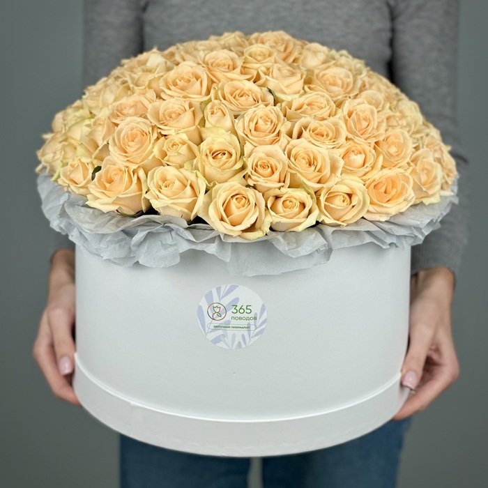 Кремовые розы в шляпной коробке XL